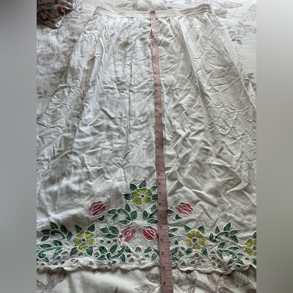 Vintage White Pull On Rayon Maxi Skirt Embroidered Floral Hem 18/20 Cottage Boho - Picture 7 of 7